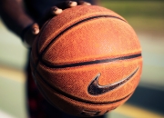 爱游戏官方-德甲争冠战之夜，伦纳德发挥堪称完美，当篮球巨星闪耀绿茵场