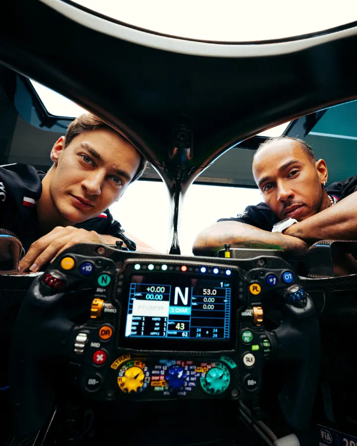 索伯车队逆转红牛二队，汉密尔顿惊艳四座