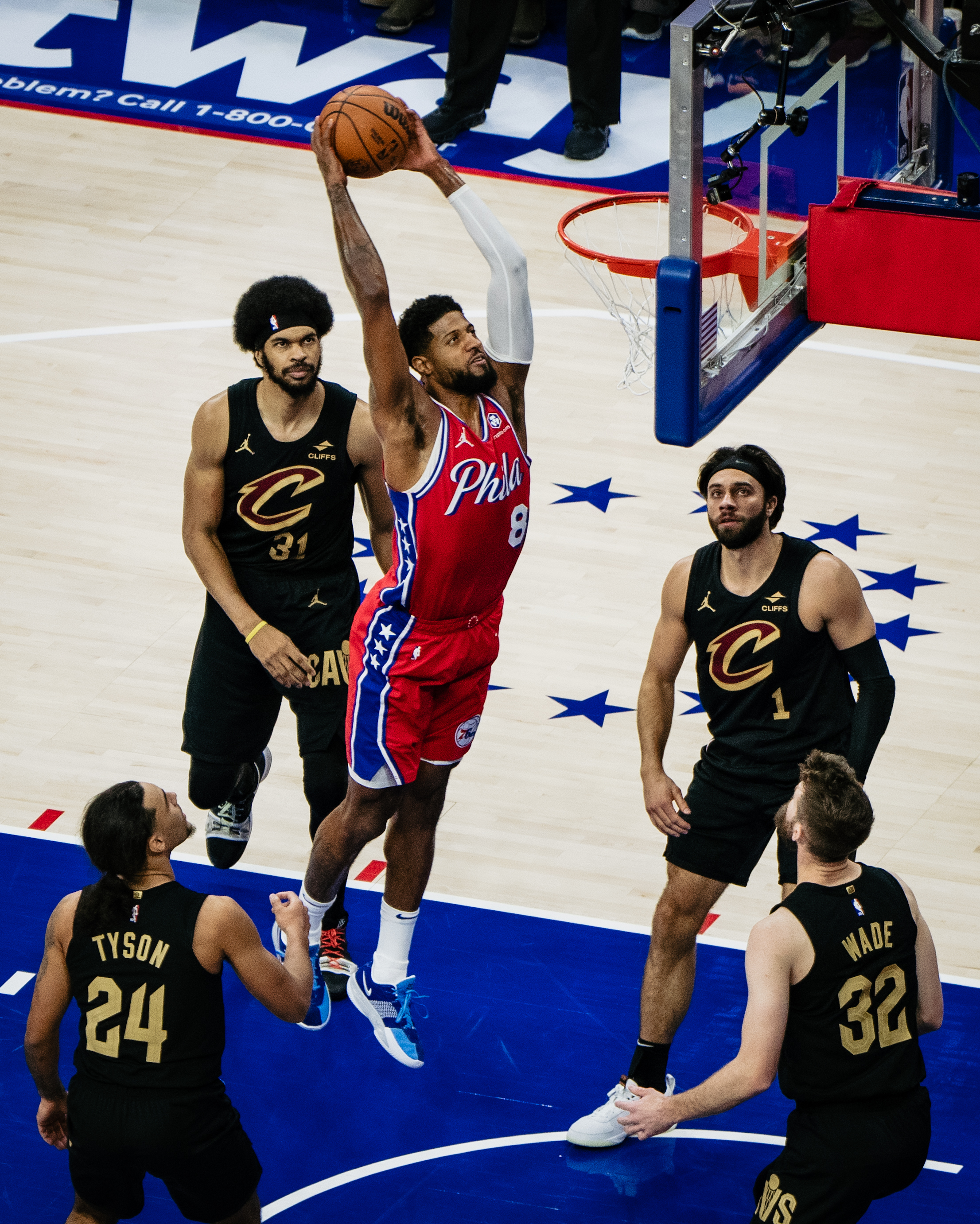 步行者绝杀日本男篮,米切尔三分雨点燃全场 步行者绝杀日本男篮,米切尔三分雨点燃全场