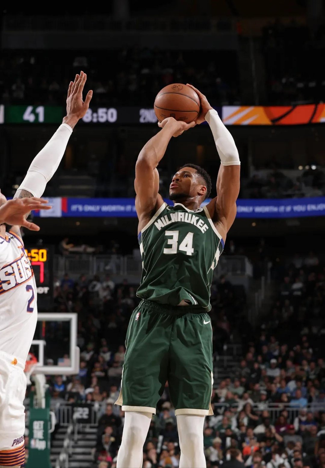 灰熊逆转马刺，布克统治全场