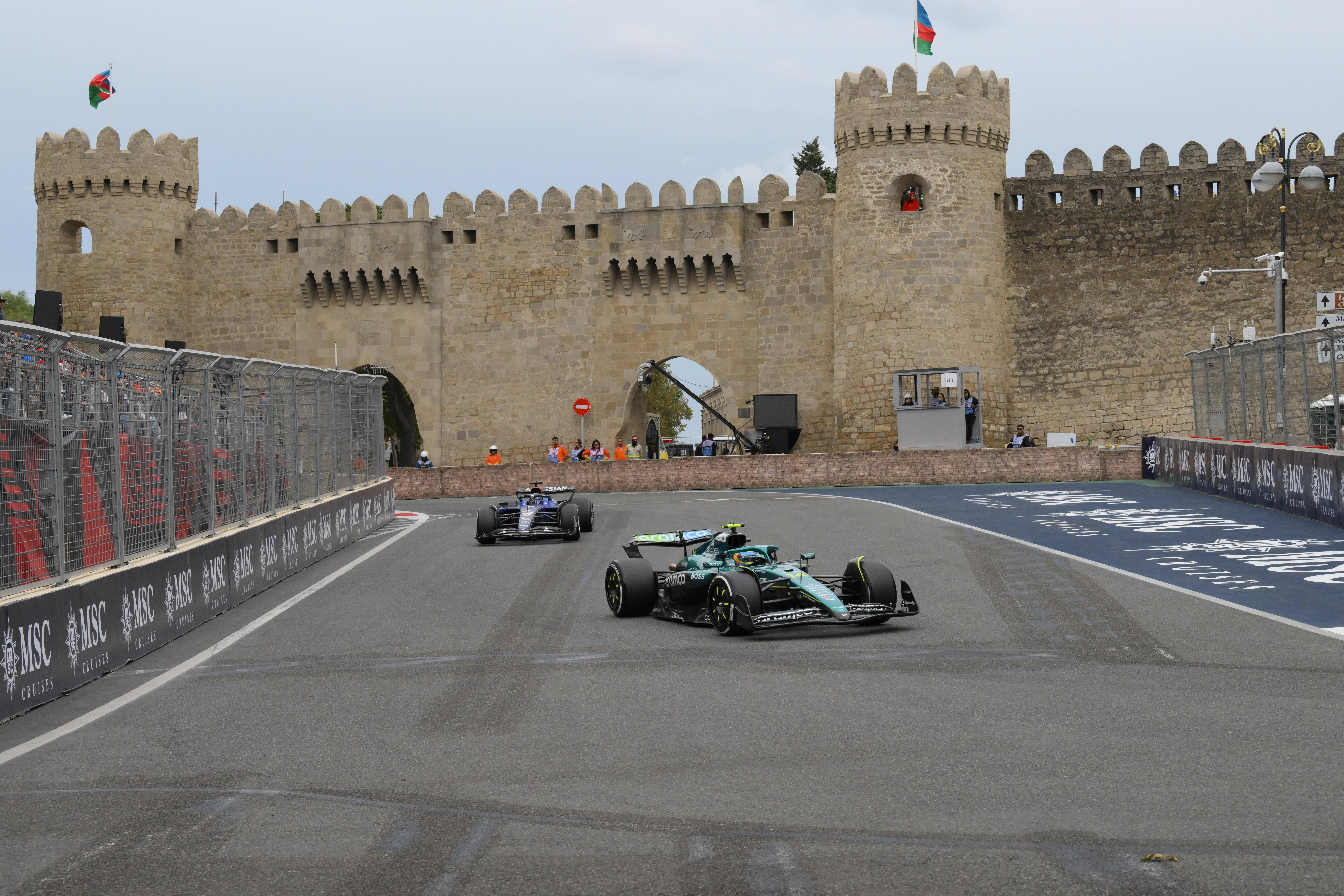 阿斯顿马丁险胜红牛车队，塞恩斯点燃赛场