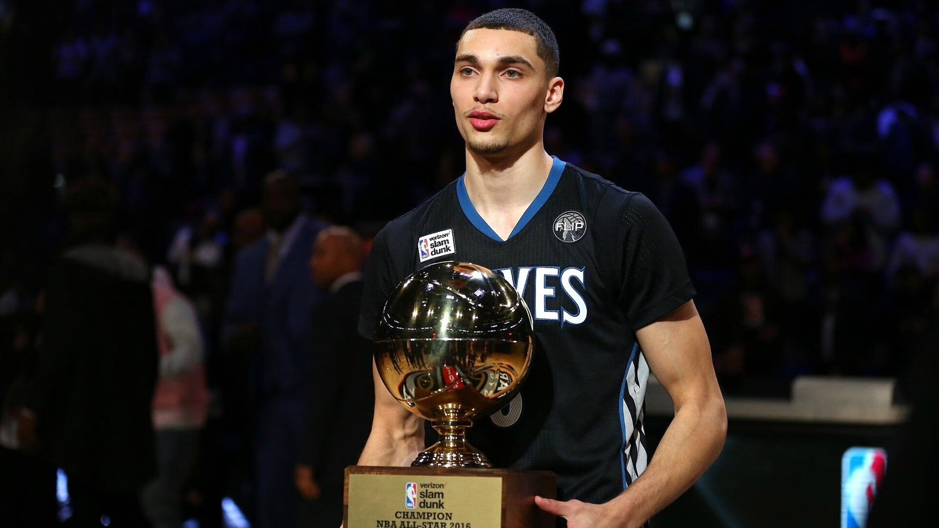 字母哥彻底打爆防线,76人打穿马刺,双线战场的统治力诠释